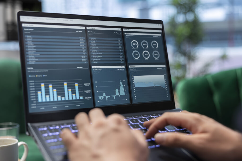 5 No-Code Automations Every Growing SaaS Startup Should Implement This Week 1 lider ambicioso trabalha no escritorio em relatorios infograficos e estabelecendo objetivos 1
