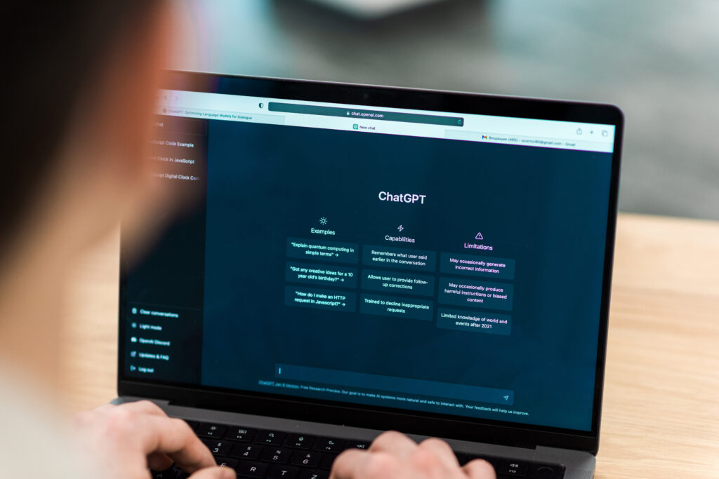IA para leigos: ChatGPT, agentes de IA e automação – qual é a diferença e o que deve utilizar? 1 opened ai chat laptop 1